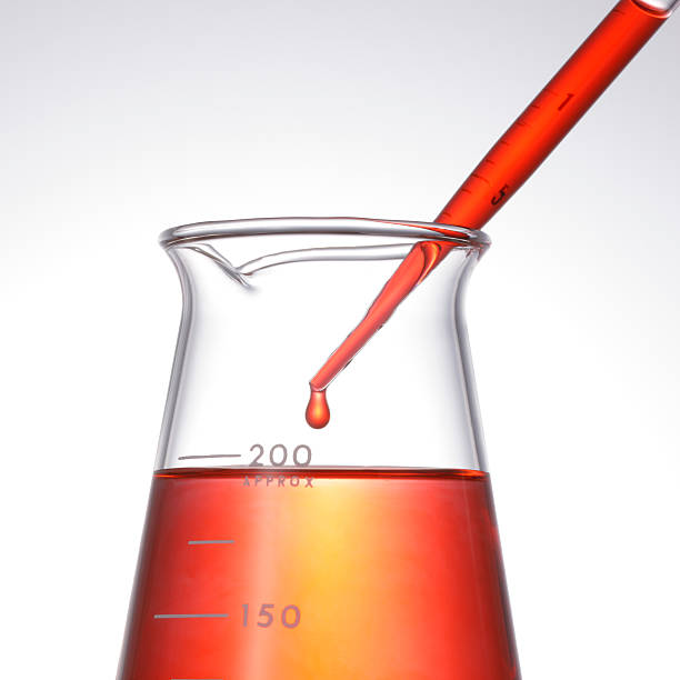 kropla z pipety - test tube glass reagent red zdjęcia i obrazy z banku zdjęć