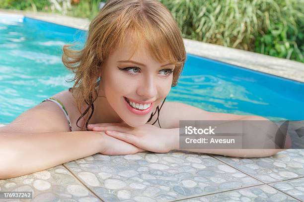 Junge Frau Schönheit Porträt In Einem Swimmingpool Stockfoto und mehr Bilder von Aktiver Lebensstil - Aktiver Lebensstil, Auf dem Wasser treiben, Bikini