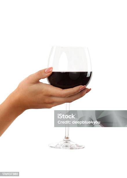 Frau Hand Holding Glas Rotwein Auf Weiß Stockfoto und mehr Bilder von Alkoholisches Getränk - Alkoholisches Getränk, Bildschärfe, Erwachsene Person