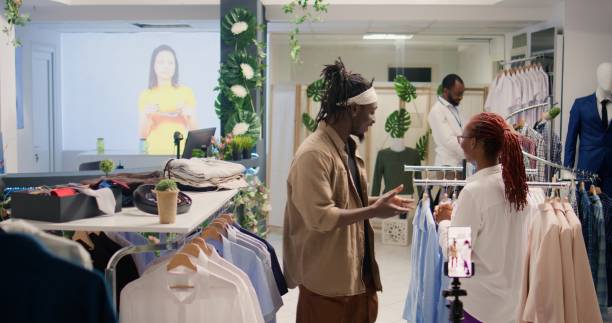 мужчина снимает контент магазина sh с рабочим - clothing store store department store fashion стоковые фото и изображения