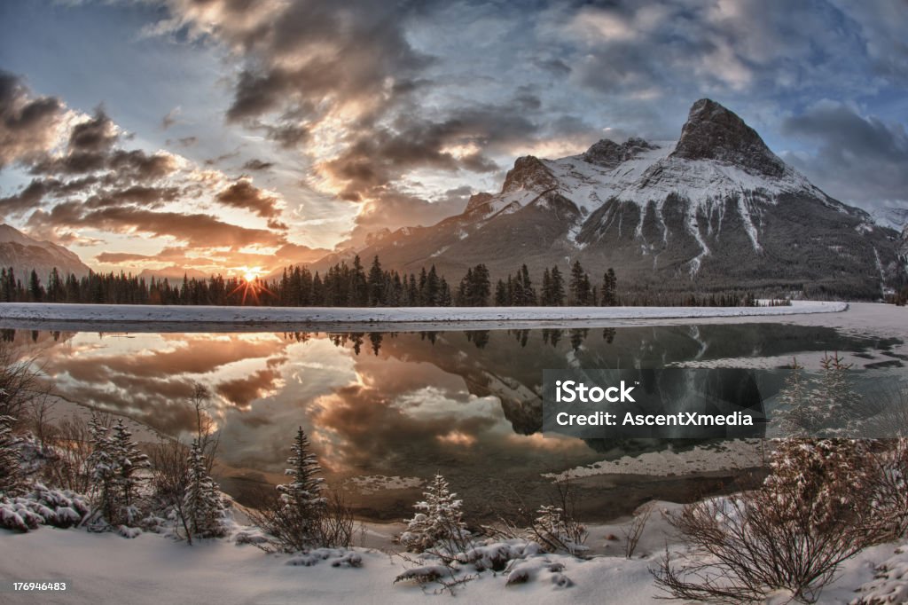 Sonne steigt nach Schneefall über Bergsee auf - Lizenzfrei Kanada Stock-Foto