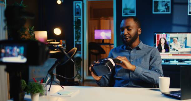 istock Influencer films VR goggles unboxing 1769498604