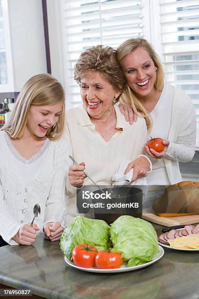 Trzy Pokolenia Rodziny W Kuchni Gotować Lunch - zdjęcia stockowe i więcej obrazów Babka - Dziadek i babcia - Babka - Dziadek i babcia, Lunch, Rodzina