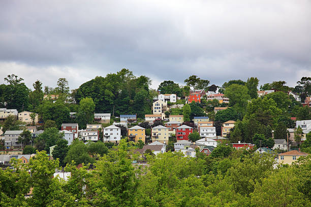 ciudad en la colina - yonkers fotografías e imágenes de stock