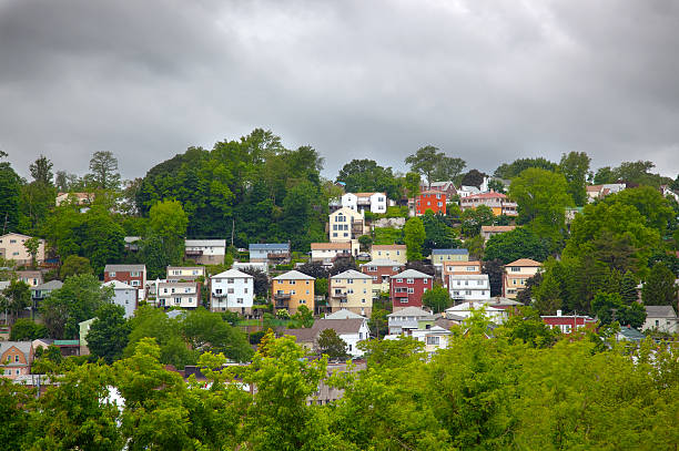 ciudad en la colina - yonkers fotografías e imágenes de stock