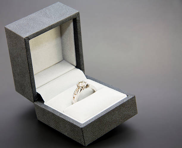 Branco ouro e Anel de Noivado de diamante - fotografia de stock