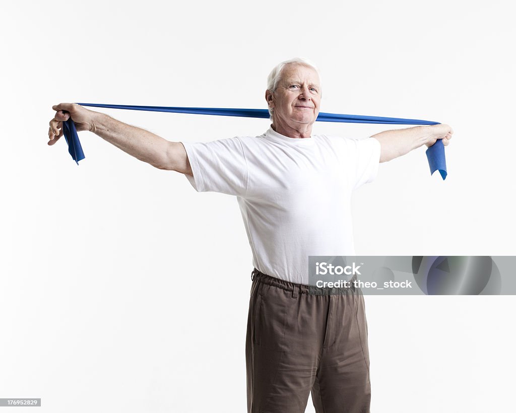 senior stretching mit einem Gummiband - Lizenzfrei 60-69 Jahre Stock-Foto
