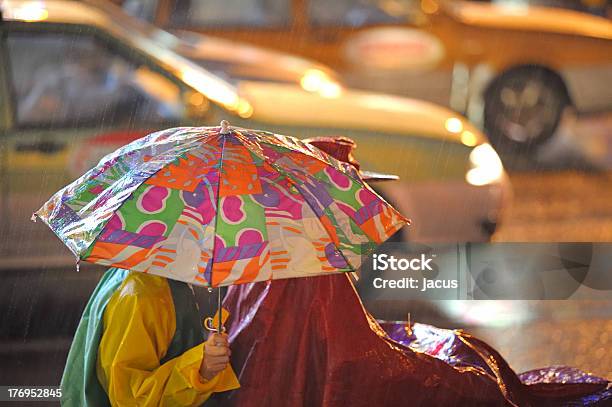 우산 바이커 비에 대한 스톡 사진 및 기타 이미지 - 비, 판쵸, 가로등