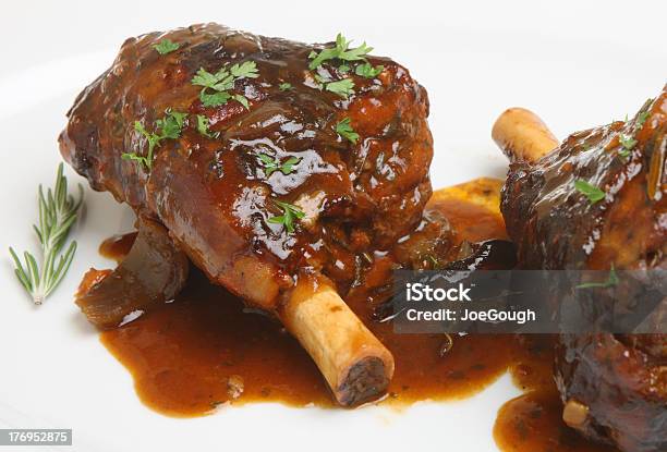 Foto de Ossobuco De Cordeiro Assado e mais fotos de stock de Carne de Carneiro - Carne de Carneiro, Perna - Corte de Carne, Assado na Panela