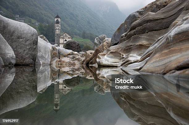 Lustrzane Kościół - zdjęcia stockowe i więcej obrazów zapora val verzasca - zapora val verzasca, Bez ludzi, Brzeg wody