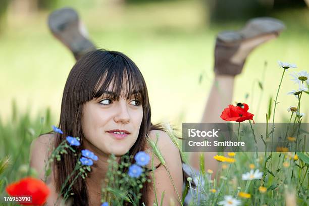 Foto de Adolescente Em Flores e mais fotos de stock de Flor - Flor, Adolescentes Meninas, Mulheres