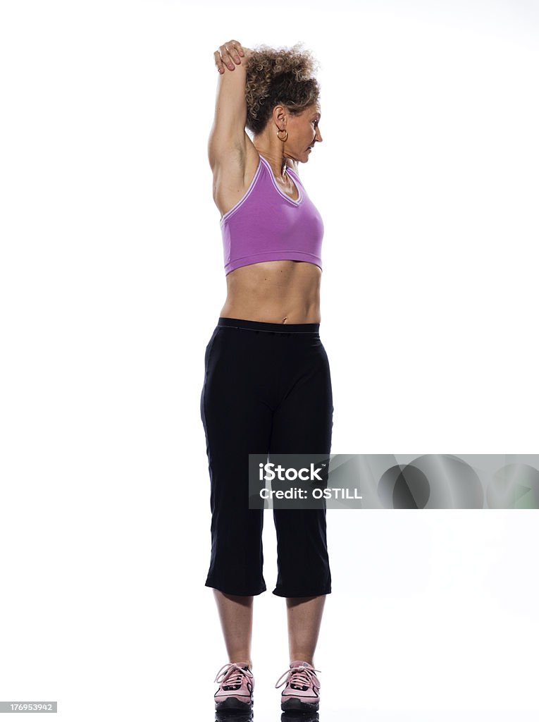 Mujer madura rotación postura gimnasio ejercicios de estiramiento - Foto de stock de 50-59 años libre de derechos