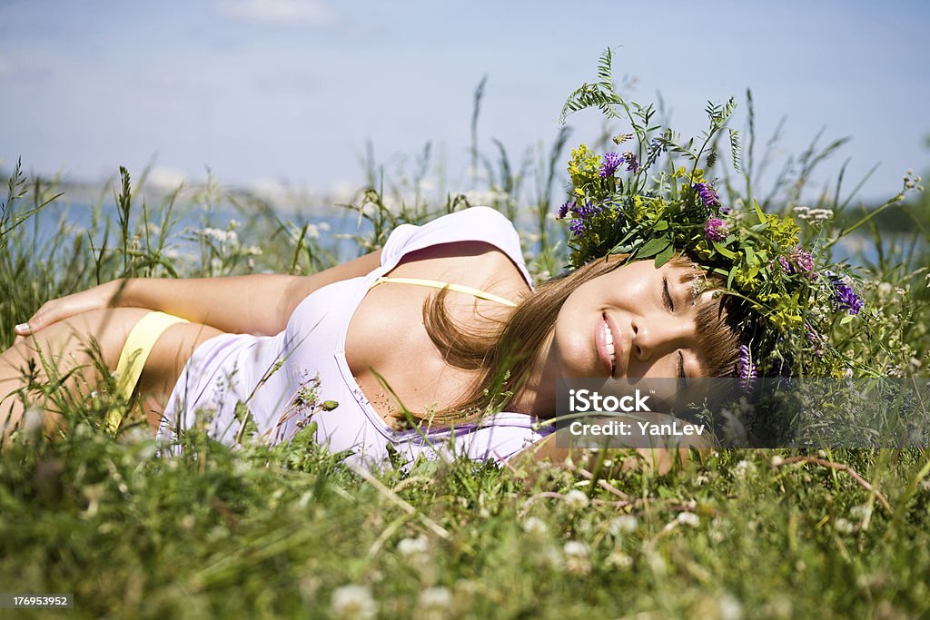 Linda garota de sono em campo - Foto de stock de Adulto royalty-free