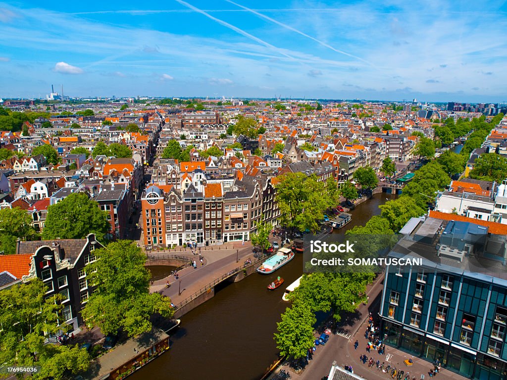 Vista aérea de la ciudad de Ámsterdam en un hermoso día soleado - Foto de stock de Acera libre de derechos