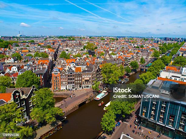 Vista Aérea De La Ciudad De Ámsterdam En Un Hermoso Día Soleado Foto de stock y más banco de imágenes de Acera