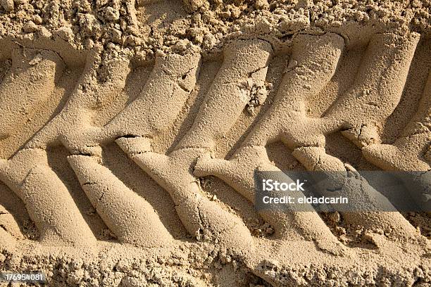 Foto de Pneu Faixas Na Areia Closeup Frontal e mais fotos de stock de 4x4 - 4x4, Amarelo, Areia