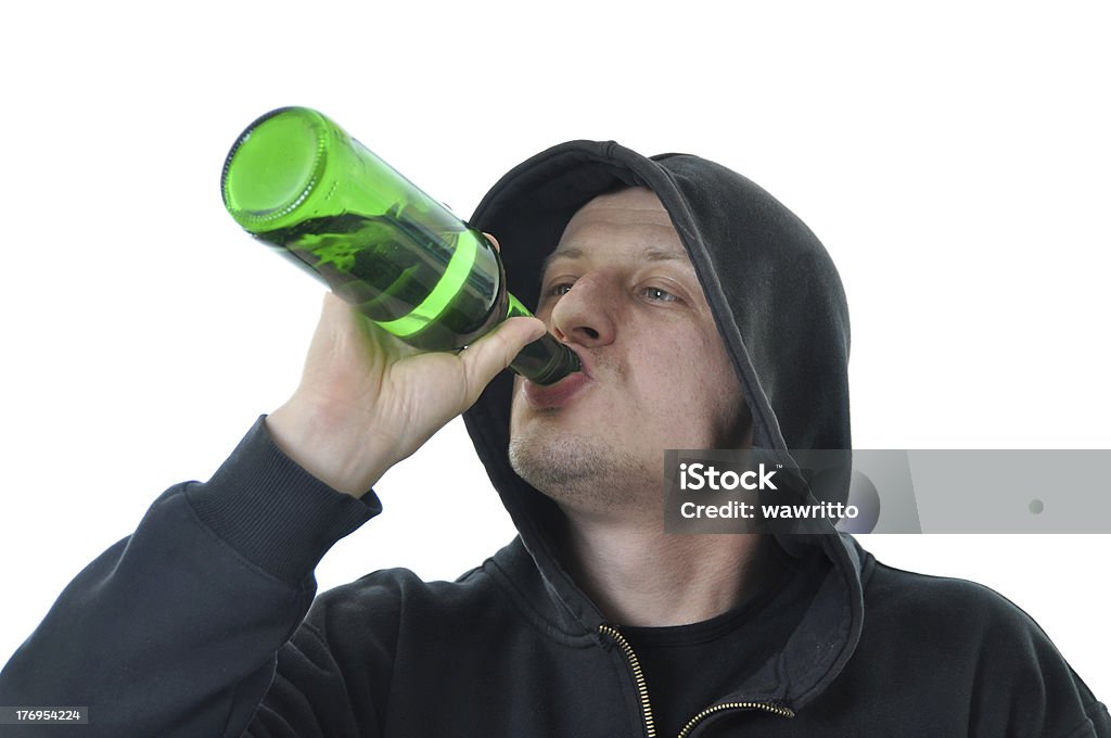 Joven aislado el consumo de alcohol - Foto de stock de Beber libre de derechos