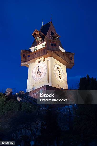 Crepuscolo Tempo Di Graz - Fotografie stock e altre immagini di Albero sempreverde - Albero sempreverde, Austria, Balaustrata