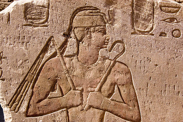 egipcio antiguo escultura del faraón con mayal y sceptre - shepherds staff fotografías e imágenes de stock