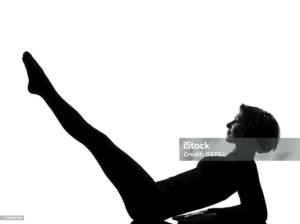 Donna yoga di paripurna navasana barca posa - Foto stock royalty-free di Adulto