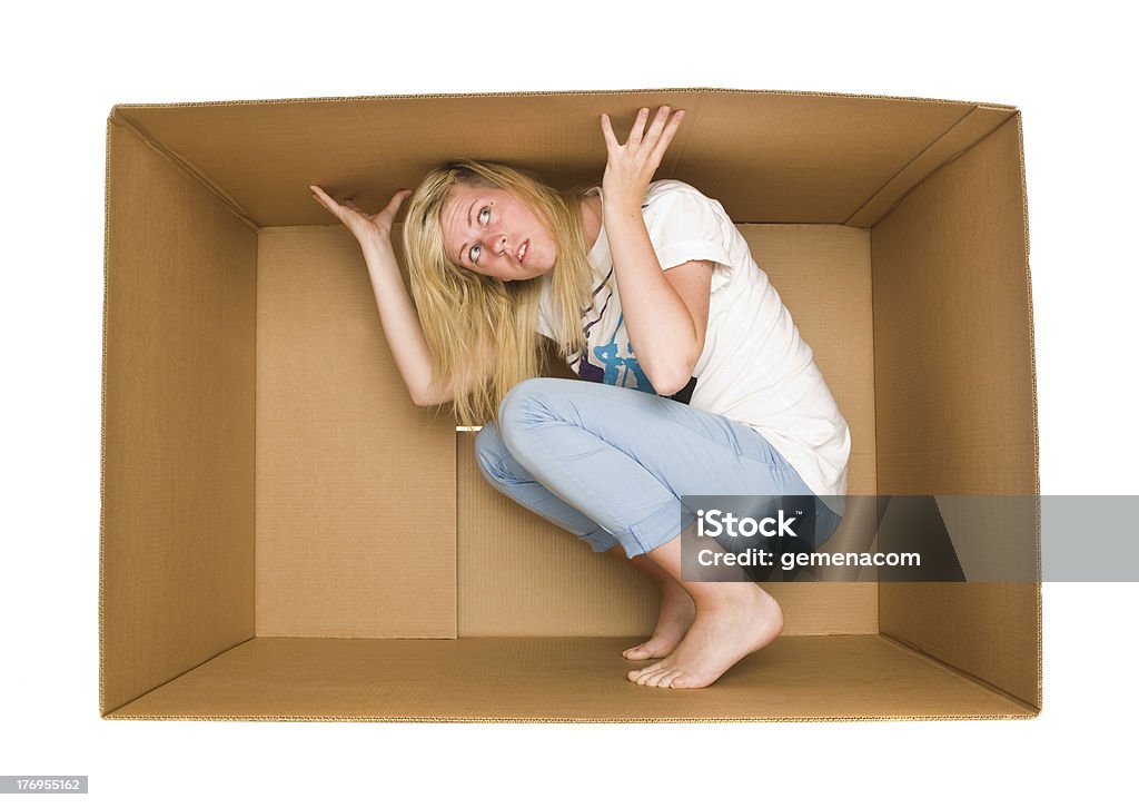 Mujer dentro de una caja de cartón - Foto de stock de Acorralado libre de derechos