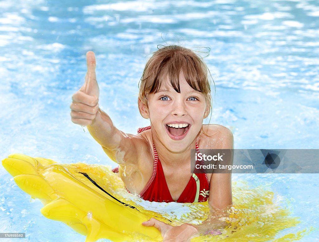 Pollice alzato di bambino in piscina. - Foto stock royalty-free di Pollice in su