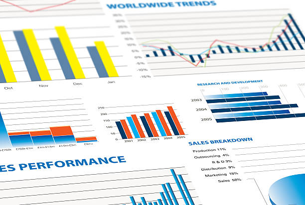 продаж и бизнес-графики - analyzing pie chart scrutiny sales occupation стоковые фото и изображения