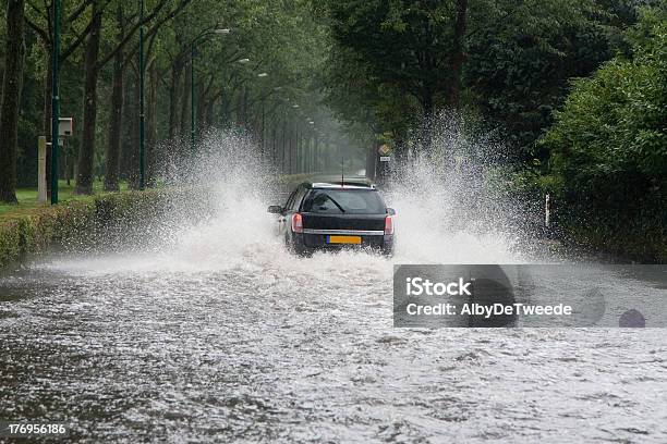 Автомобиль Вождение Через Создаваемую Street — стоковые фотографии и другие картинки Потоп - Потоп, Автомобиль, Нидерланды