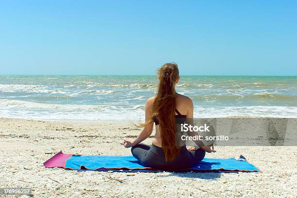 Mujer Meditando En El Yoga Pose Al Aire Libre Foto de stock y más banco de imágenes de Florida - Estados Unidos - Florida - Estados Unidos, Competición individual, Playa