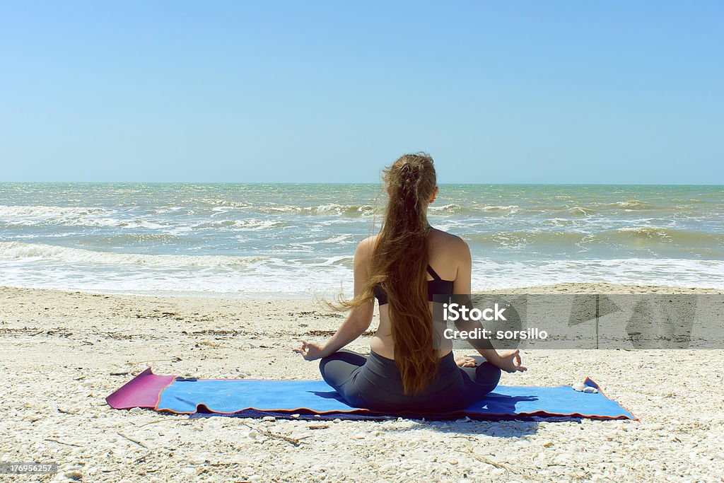 Kobieta Medytować w pozycji jogi na zewnątrz - Zbiór zdjęć royalty-free (Stan Floryda)
