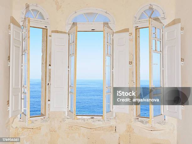 Ventana Panorámica Con Vista Al Mar Mediterráneo Sliema Malta Foto de stock y más banco de imágenes de Agrietado