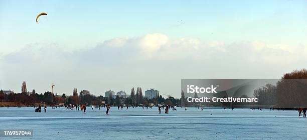 Pattinaggio Su Ghiaccio Sul Fiume Ghiacciato - Fotografie stock e altre immagini di Ambientazione esterna - Ambientazione esterna, Esercizio fisico, Sport