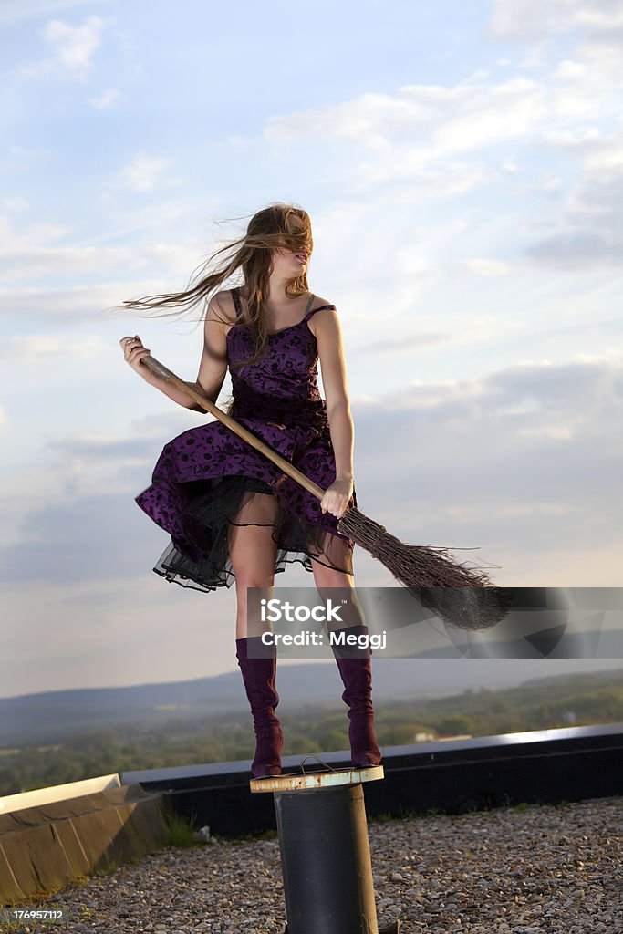 pretty bruja con sombrero y la escoba - Foto de stock de Adulto libre de derechos