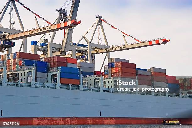 Cargo Container Schiff Im Hafen Terminal Stockfoto und mehr Bilder von Abschicken - Abschicken, Ausrüstung und Geräte, Behälter