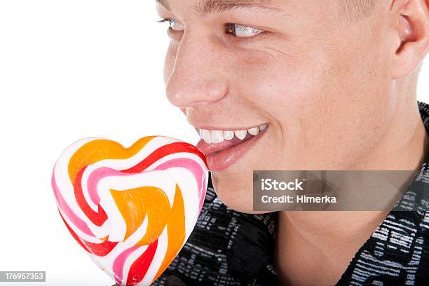 Der Junge Mann Lecken Eine Lollypop Stockfoto und mehr Bilder von Dating - Dating, Essen - Mund benutzen, Europäischer Abstammung