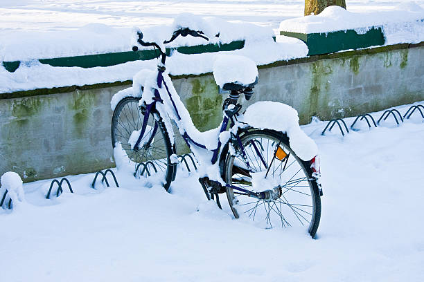 bicicleta snowed em - feuerverzinkt imagens e fotografias de stock