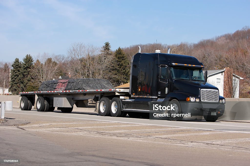 Assentos Flatbed totalmente reclináveis Semi caminhão - Foto de stock de Caminhão articulado royalty-free