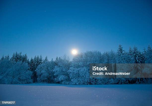 Abendlandschaft Mit Schnee Und Mond Stockfoto und mehr Bilder von Januar - Januar, Vollmond, Winter