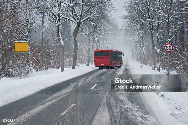 Bus Auf Einer Rutschigen Winter Road Stockfoto und mehr Bilder von Auto - Auto, Rutschen, Schnee