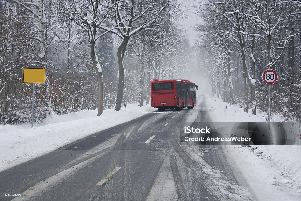 バスで、滑るような冬 road - 滑るのロイヤリティフリーストックフォト
