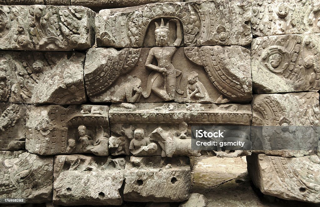 Personnes sur le mur d'Angkor, Cambodia à - Photo de Angkor libre de droits