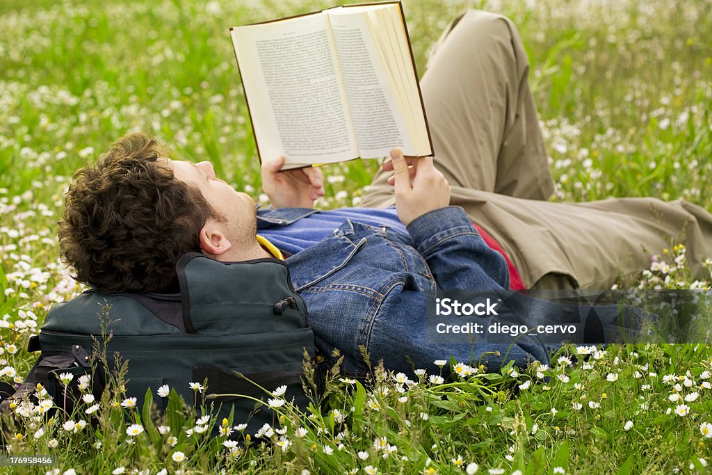 Guy reading - Foto de stock de Leer libre de derechos