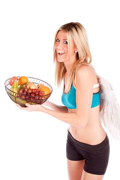 Ángel con la canasta de frutas - foto de stock