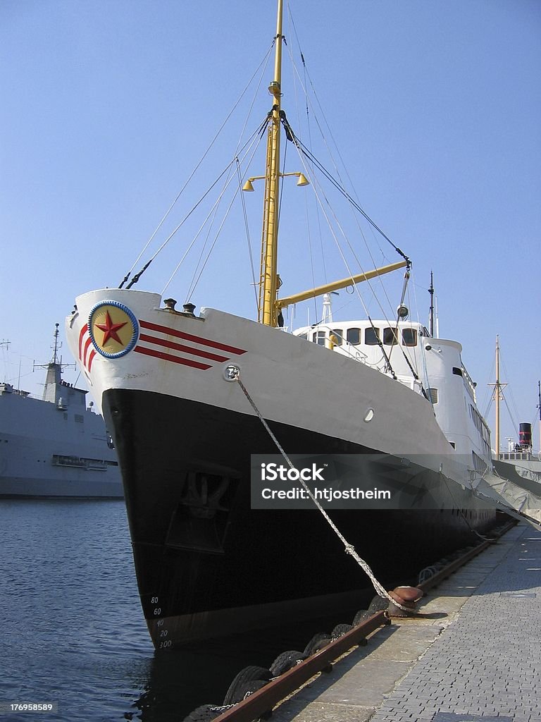 Frente de un antiguo barco - Foto de stock de Agua libre de derechos