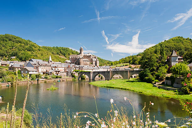 pueblo de estaing - lot fotografías e imágenes de stock