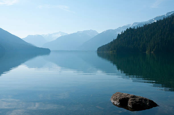 Lago Cheakamus Parco del lago Garibaldi Provinical con le montagne sullo sfondo - foto stock