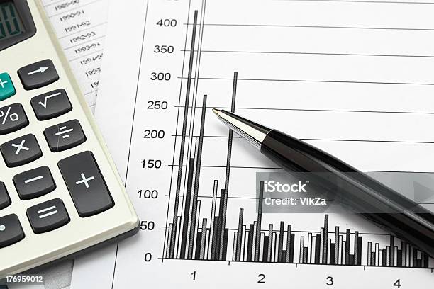 Charts Financieros Foto de stock y más banco de imágenes de Ahorros - Ahorros, Aprender, Asistencia sanitaria y medicina