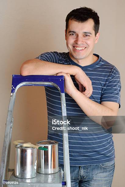 Homem Com Escadote - Fotografias de stock e mais imagens de Adulto - Adulto, Escada - Objeto manufaturado, Escada de mão