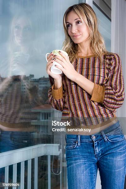 Disfruta De La Mañana Té Foto de stock y más banco de imágenes de A la moda - A la moda, Adulto, Alegre