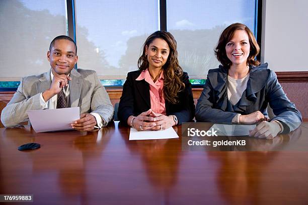 Panel De Tres Multirracial Los Empresarios Foto de stock y más banco de imágenes de Grupo multiétnico - Grupo multiétnico, Mesa - Mueble, Oficina